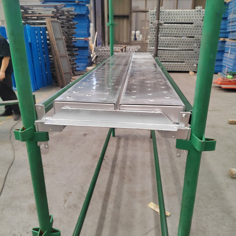 Sistema di impalcature Kwikstage dal design moderno con pedane standard australiane